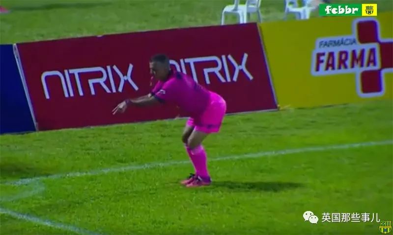 粉粉的裁判举止夸张，笑点满满，然而他却承受着巨大的委屈