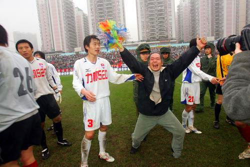 足球史上十大球迷冲进球场,足球最激烈的比赛中国球迷群殴