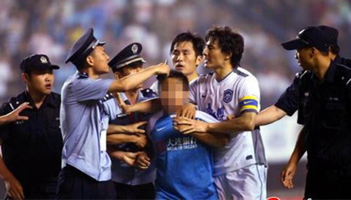 足球史上十大球迷冲进球场,足球最激烈的比赛中国球迷群殴