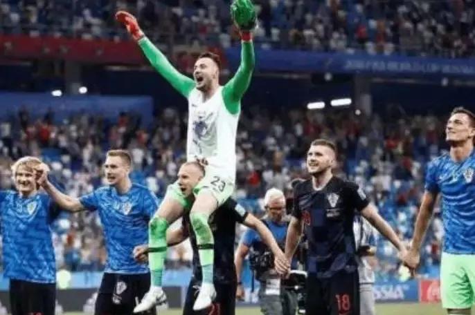 克罗地亚人脱下衣服震惊网友：哪有什么奇迹，只有普通人含泪奔跑