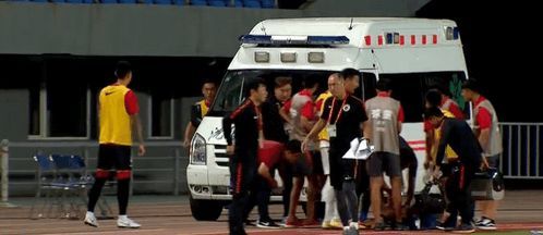 外援首秀被踹进救护车,看完这些恶犯以后中国踢球要穿防弹衣了?