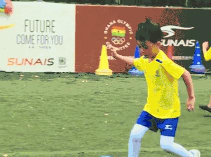 亲子足球传接球,亲子足球乐融融