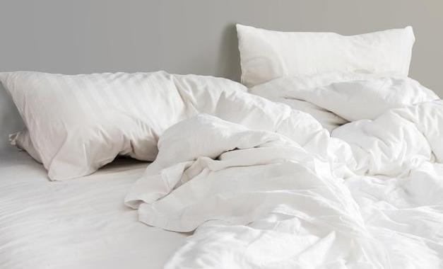 头发油腻头屑多怎么回事,头屑多头发油得快解决妙招