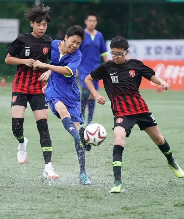 再大的雨也浇不灭我们的热爱足球,2020北京青少年足球比赛