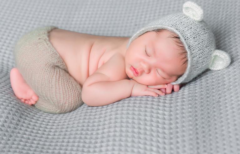 新生儿出生第一周的一个变化,新生儿出生第一天哭闹怎么回事