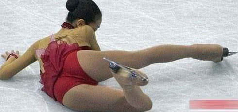 花样滑冰“尴尬”害羞瞬间，摄影师无死角*拍偷**，网友看完不高兴了