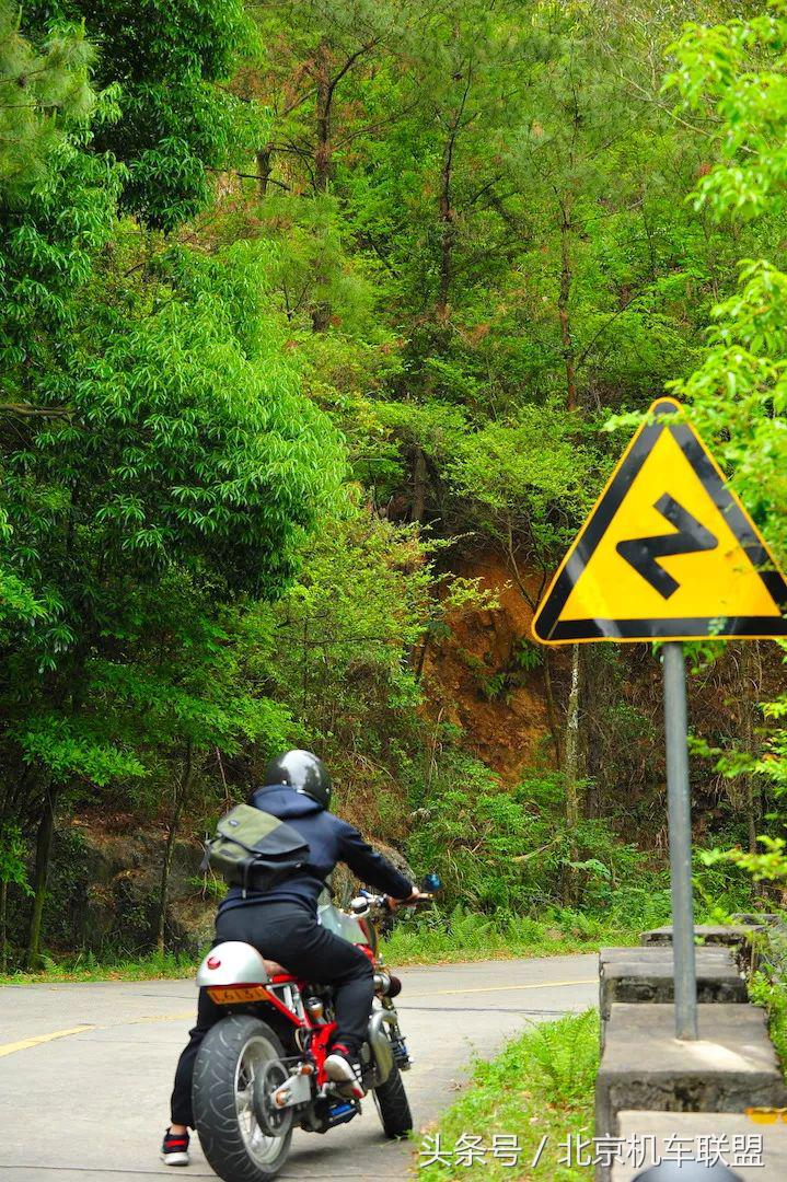 TORC碳纤复古盔确实有点不一样、材质、做工都不错、颜值也可以