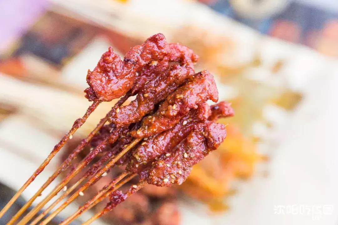 炸串刷“神酱”！路过不一定会进的小店，竟吃出了童年的味道！