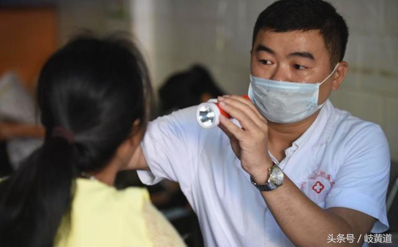 女性胳膊窝有个大包怎么回事,胳膊上突然多了一个肿包