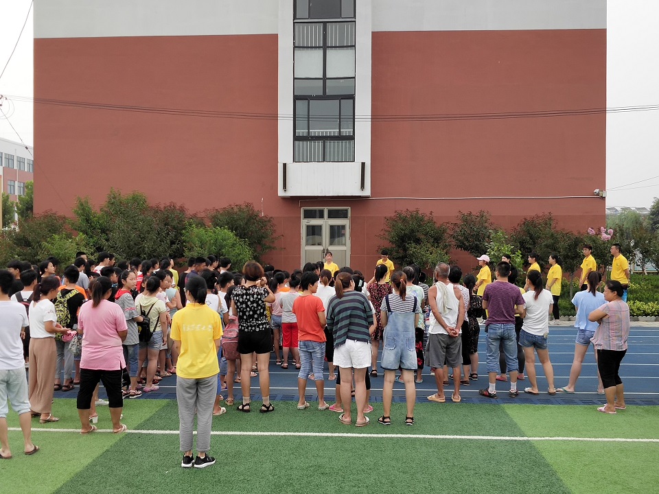 中国梦支教老师,爱心助贫困学生圆梦