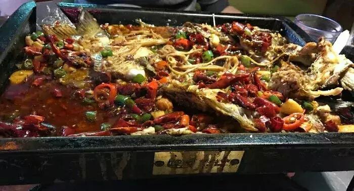 济南历下区半天妖烤鱼,济南小草屋诸葛烤鱼