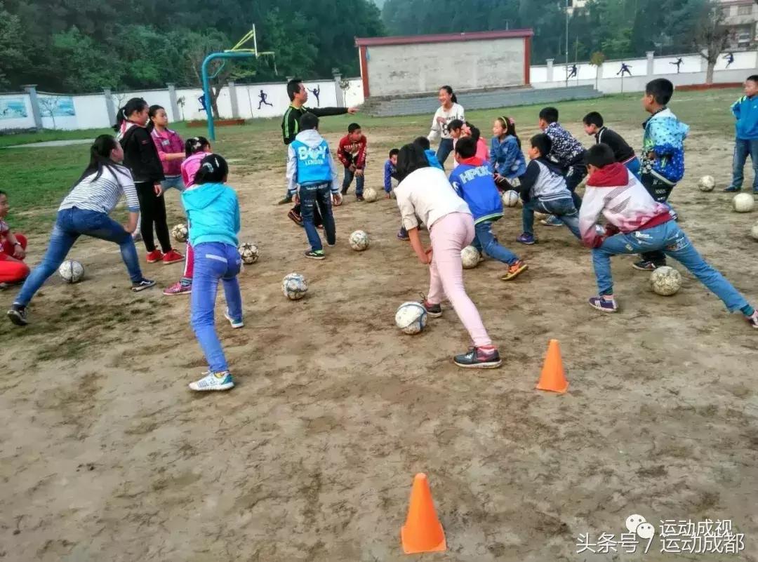 泥潭中的足球梦四川山区小学生“踢”出一片绿茵地