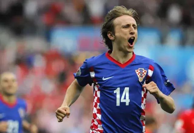 战机护航直播,克罗地亚首都数万球迷狂欢庆祝