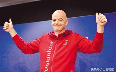 只因在人群中孤零零一把伞，坏了普大帝的“完美名节”