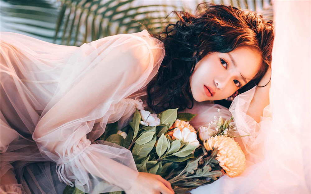 她躺在床上，睁开眼睛，闭上眼睛，全都是那几个小混混邪笑的样子