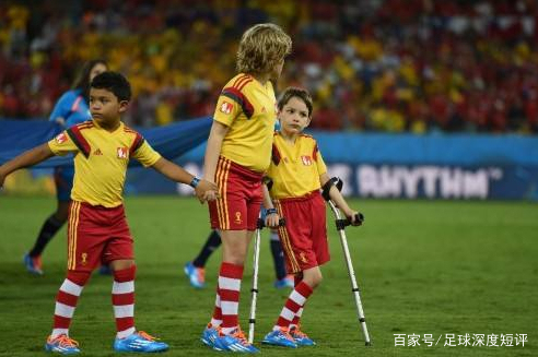 为什么球员进场牵小孩,球员为什么牵着球童