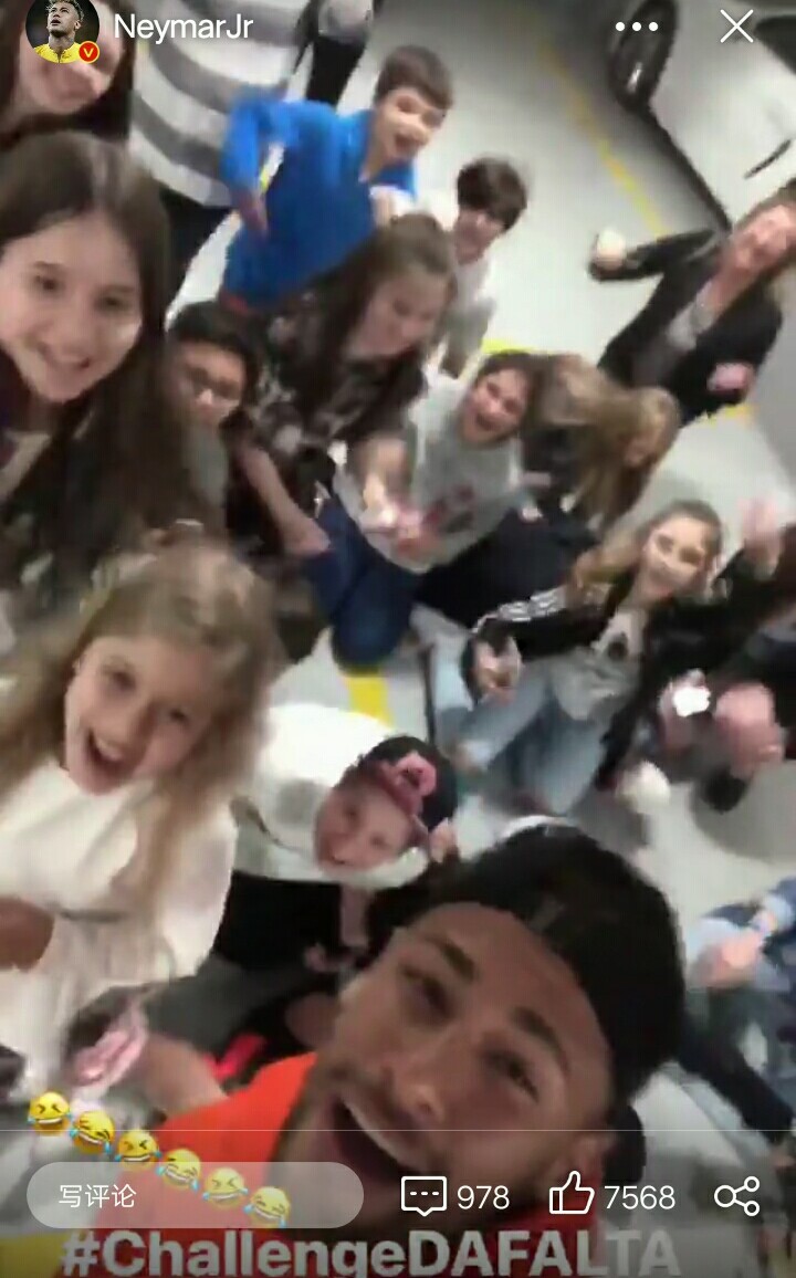 内马尔模仿,内马尔对着镜头笑照片