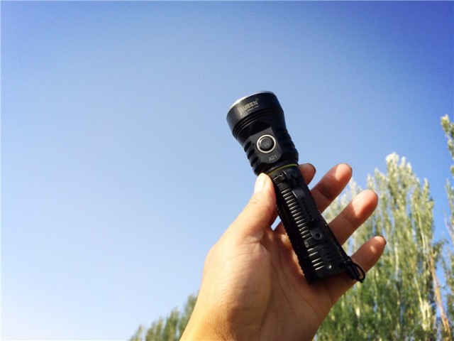 一射就是一大片，务本A214200流明直充强光手电实测