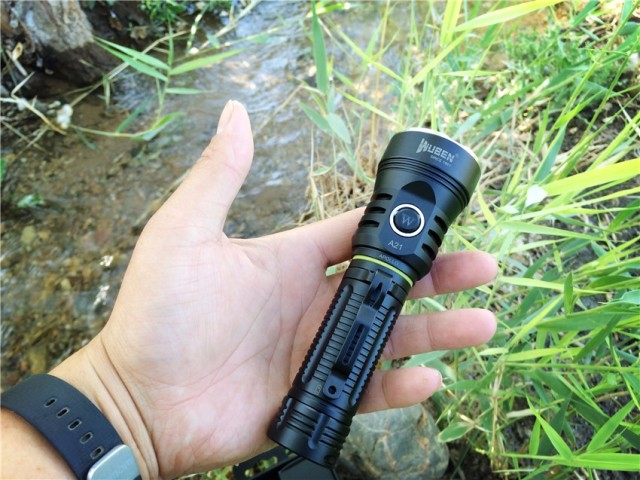 一射就是一大片，务本A214200流明直充强光手电实测