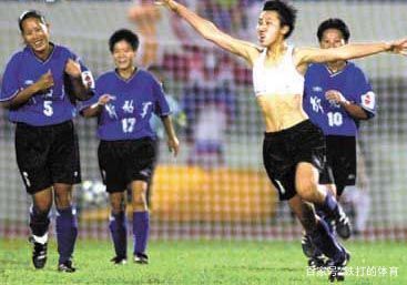 女足庆祝动作露腹肌,看女足夺冠的表现