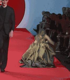 模特t台走秀跌倒视频,模特t台摔倒看着都疼