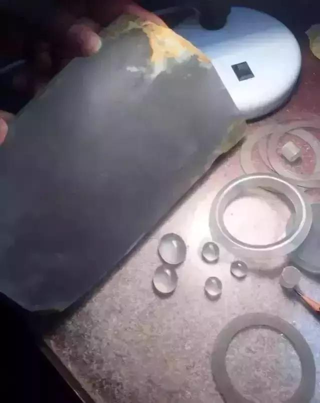 真正翡翠切出来的翡翠原石,翡翠原石开切制作成品全过程