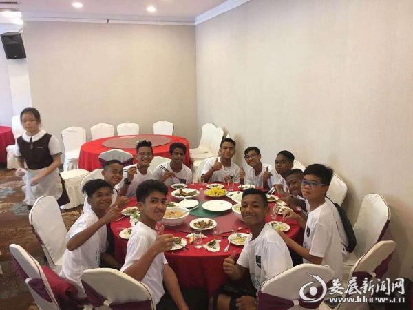 83名大学生志愿者助力青少年足球赛