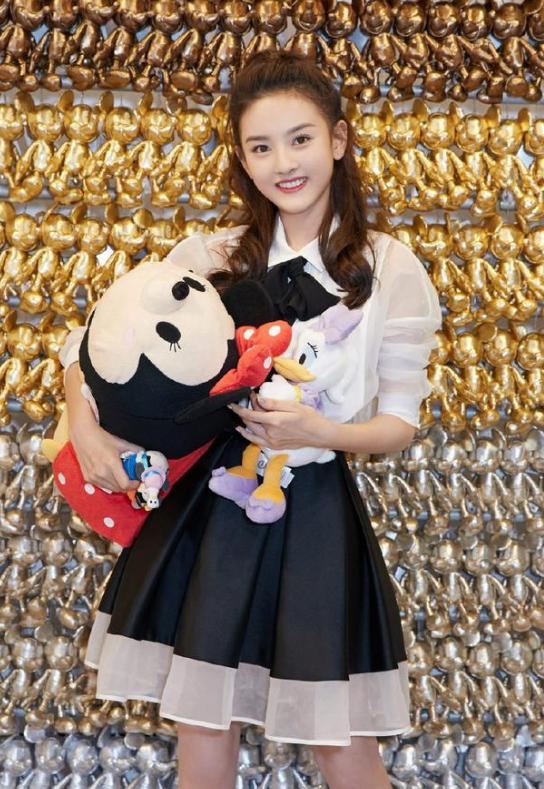 宋祖儿机场清纯甜美少女穿搭照片,宋祖儿最新穿衣打扮