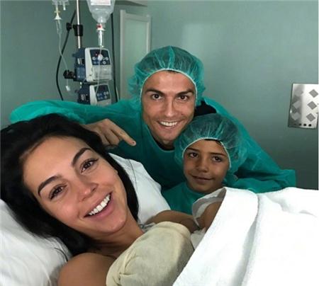 c罗与c罗老婆秀恩爱,c罗携手未婚妻拍全家福