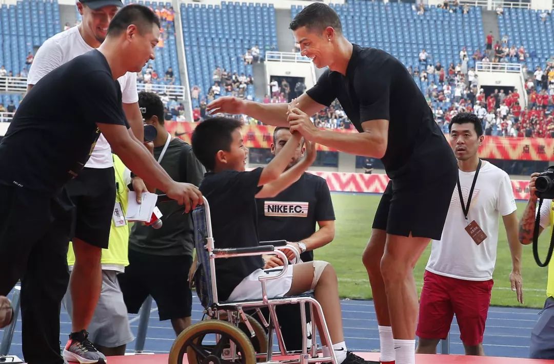 庆祝c罗夺得金球奖,c罗冠军庆祝