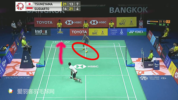 他像“业余球员”一样的小身板,为何还能打赢球场老司机?