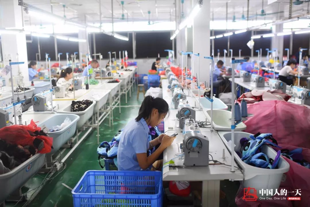 玩具工厂红色小女孩的故事,玩具工厂小女孩的故事完整版