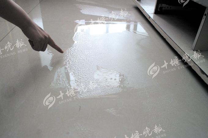 怪！这户人家的地板一到夏天就“出汗”，已经四五年了