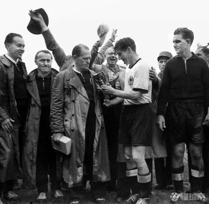 足球不只是一项运动英文,足球的确是一个有温度的运动