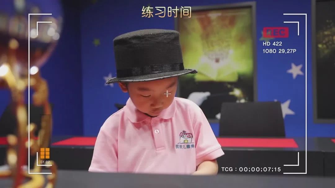 凯顿静安老师教小朋友变魔术了