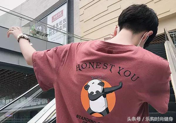 选对一款短袖T恤，你的魅力会更上一层楼哦