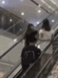 注意！这群人靠*拍偷**女生裙底月入过万！