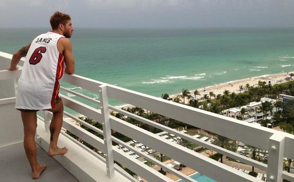 艾弗森詹姆斯铜牌合影,艾弗森迈阿密球衣