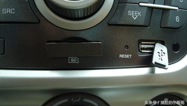 汽车usb和aux接口,汽车usb和aux有什么区别