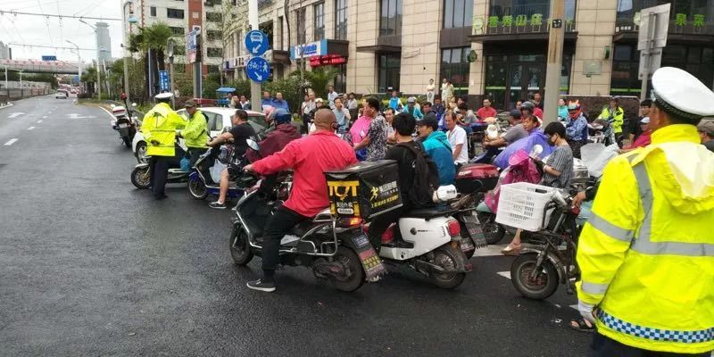 面对台风我们严阵以待,迎战台风交警巡逻