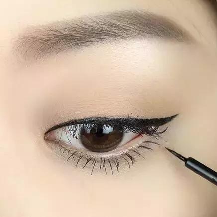 单眼皮适合的画眼线方法,单眼皮不同眼型怎么画眼线