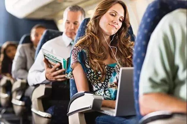 坐飞机座位是随机还是自己选座,坐飞机看风景选哪里的座位