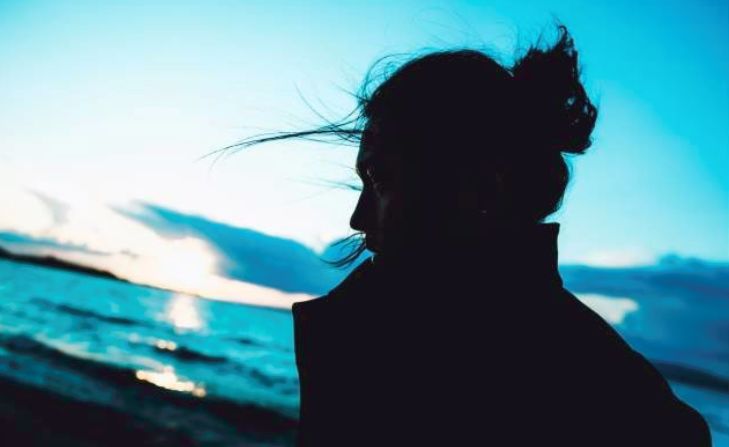 女人不能穷一定要钱 (女人不能因为穷就不开心)