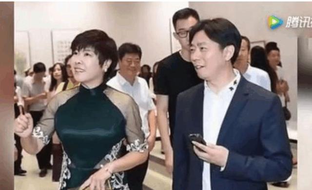 于丹是怎样被轰下台的,于丹因为什么被轰下台