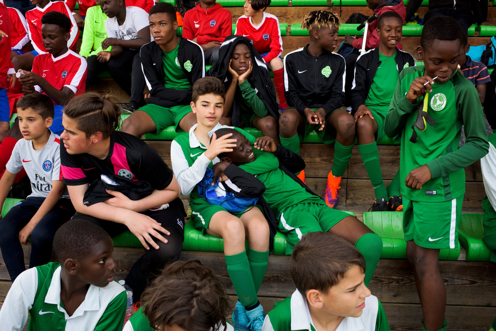 有机会去看看那些在巴黎郊外踢球的孩子们