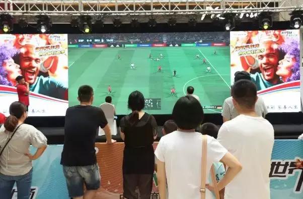享受“足球狂欢”，与民“共襄盛举”