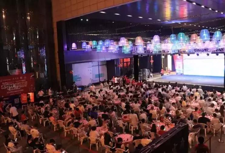 享受“足球狂欢”，与民“共襄盛举”