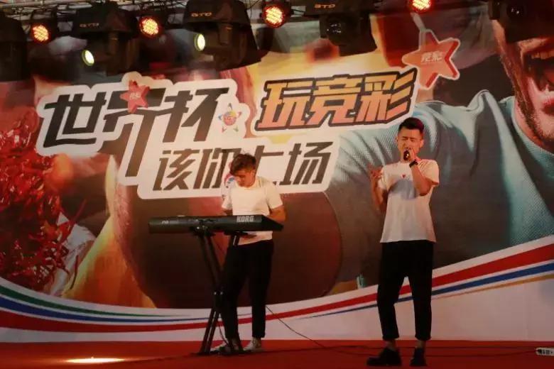 享受“足球狂欢”，与民“共襄盛举”