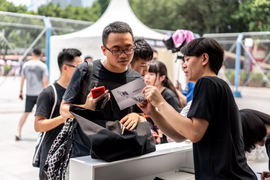 潮闻快食Champion推出金链设计!MMW曝光ALYX最新鞋款