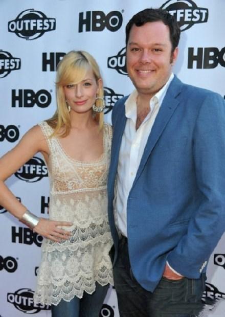 破产姐妹卡洛琳结婚了,网友:捧花快扔给Max吧!